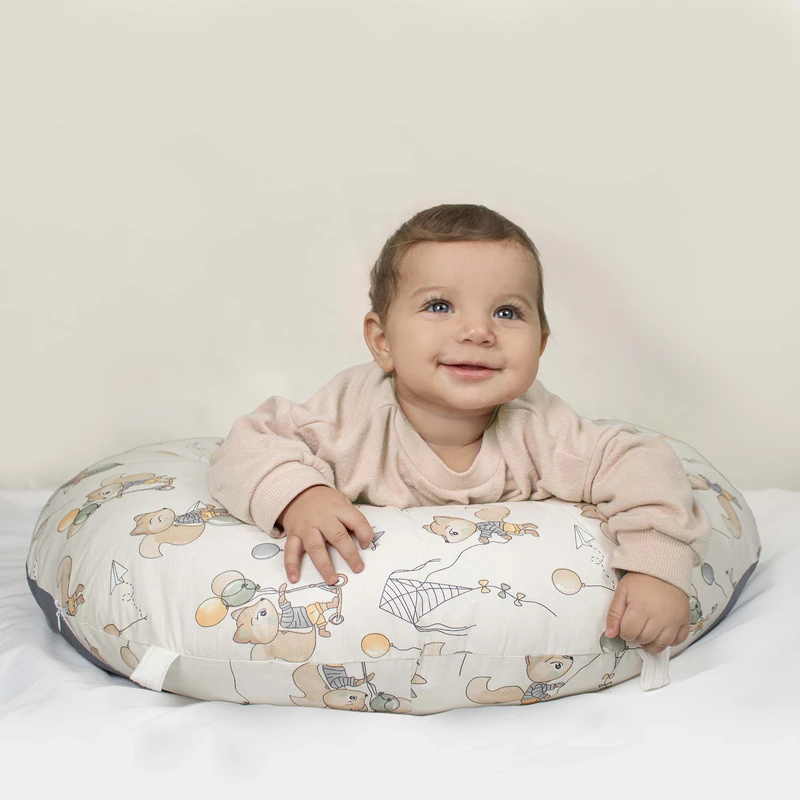 کودکی حین خوابیدن روی بالش شیردهی دی‌روحه مدل سنجاب کوچک